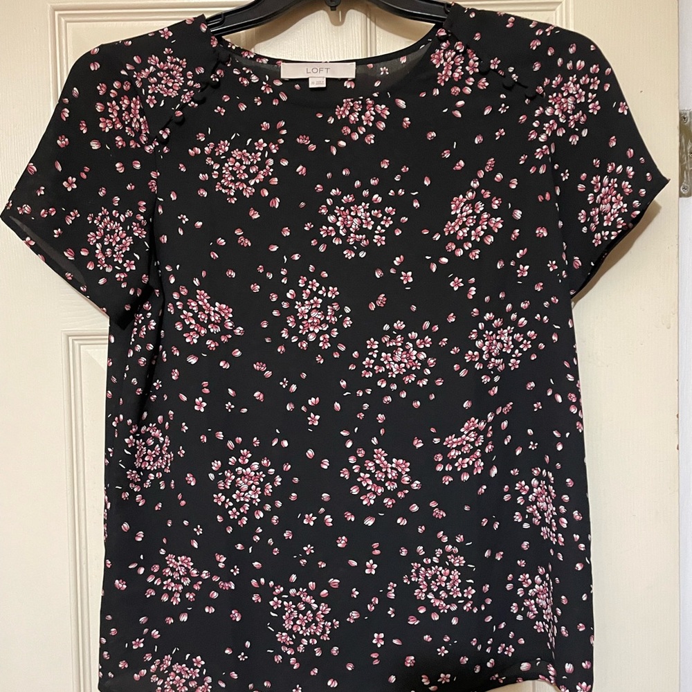 Loft ladies short sleeve blouse with button accents